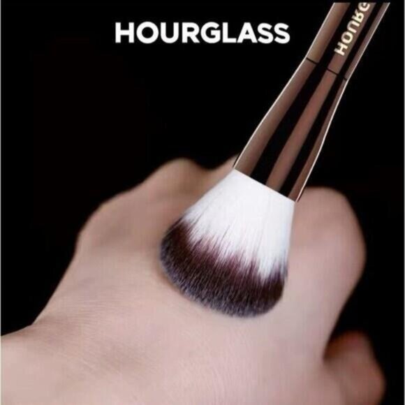 Hourglass No.17 Lighting Edit Vegan Ultra Soft Makeup Brushes - Picture 3 of 9